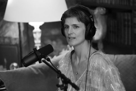 The Chanel 3.55 Podcast 에 대한 최신 회사 뉴스 그녀가 저 샤넬 핸드백에서 옮기는 것 당신이 궁금합니까?  2