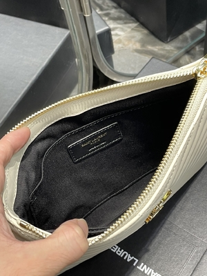 모너그램은 가죽 YSL 킐트형 가죽 팁 봉투 위기를 퀼트를 넣어 누볐습니다