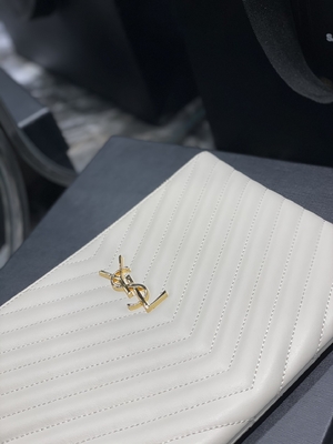 모너그램은 가죽 YSL 킐트형 가죽 팁 봉투 위기를 퀼트를 넣어 누볐습니다
