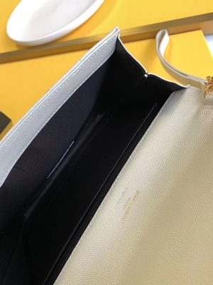 캐비어 YSL 모너그램은 가죽 봉투 클러치백을 퀼트를 넣어 누볐습니다