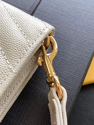 캐비어 YSL 모너그램은 가죽 봉투 클러치백을 퀼트를 넣어 누볐습니다