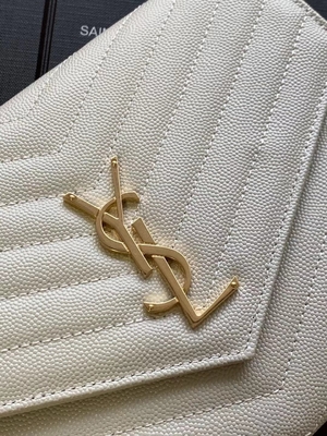 캐비어 YSL 모너그램은 가죽 봉투 클러치백을 퀼트를 넣어 누볐습니다
