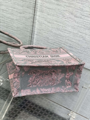 핑크색인 작은 크리스티앙 디오르 북티오트와 회색 단색 무늬의 실내 장식용 천 소바쥬 과장